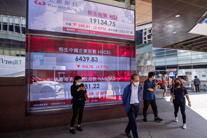 An electronic screen displays the Hang Seng China Enterprises Index, top, and the Nasdaq Composite in Hong Kong on March 15, 2022. Photo: VCG