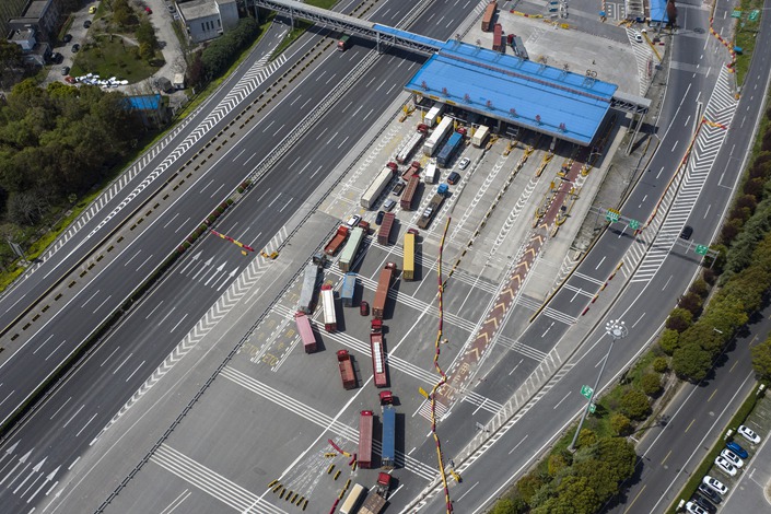Trucks pass through a checkpoint on a highway leading from Shanghai on March 30, 2022. Photo: VCG