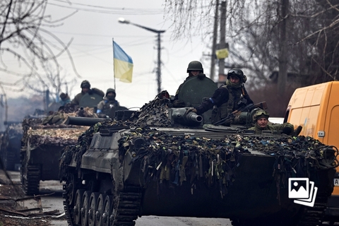 据乌克兰官方新闻平台报道，乌克兰武装部队4月2日─3日晚间，从俄方手中夺回了基辅附近的30多个定居点。当地时间2022年4月2日，乌克兰基辅近郊布恰镇，俄乌冲突持续，乌克兰士兵在坦克上严阵以待。图：Zohra Bensemra/IC photo