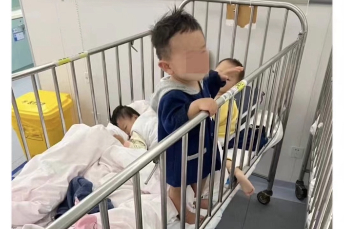 An image posted on social media Friday shows multiple children sharing one bed at the Shanghai Clinic Center for Public Health. Photo: Weibo