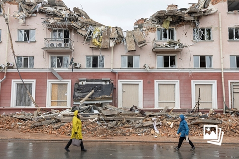 当地时间2022年4月5日，乌克兰切尔尼戈夫地区，俄乌冲突持续，当地满目疮痍，建筑受损严重。图：Marko Djurica/IC photo