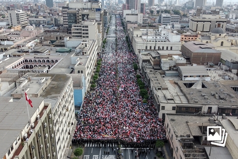 当地时间2022年4月5日，秘鲁首都利马再次发生大规模街头抗议。综合路透社和秘鲁《商报》5日报道，秘鲁物价上涨，3月通胀率升至26年来最高，达到1.48%。秘鲁多地爆发交通运输罢工抗议，抗议中出现暴力事件，内政部5日表示，暴力导致3人死亡、多人受伤。据报道，抗议者5日冲击了公共事务部大楼和最高法院，砸破政府大楼的玻璃窗，在墙上涂下抗议标语，并抢走法院内的电脑、桌椅和灭火器等物品。监察员办公室报告，11名警察在5日的抗议冲突中受伤。路透社指出，西方国家对俄罗斯实施制裁，切断了石油和化肥供应，对秘鲁等新兴经济体造成创伤。图：Harold Mejia/视觉中国