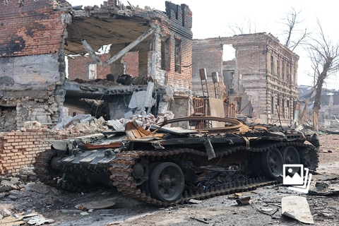当地时间2022年4月9日，乌克兰马里乌波尔，战争下的马里乌波尔市一片狼藉。俄军9日说，俄军继续在多地摧毁乌军设施和装备。据俄媒体报道，在重要港口城市马里乌波尔，巷战仍在持续。图：Leon Klein/视觉中国