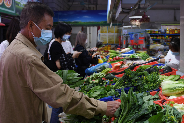 Customers shop for vegetables in a market on Saturday in Guangzhou, South China’s Guangdong province. Photo: Chen Chuhong/China News Agency, VCG