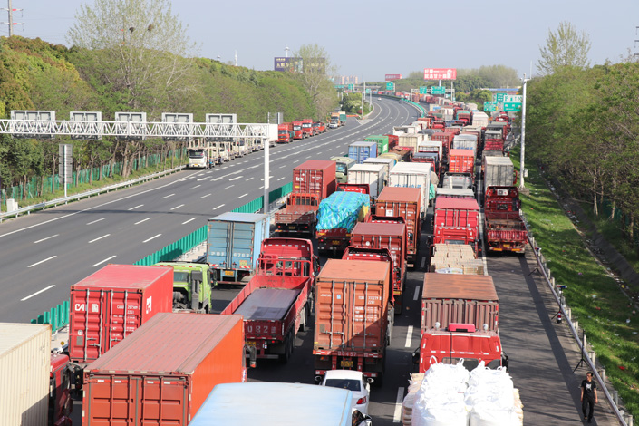 A line of trucks queue Saturday on a highway from the eastern city of Nanjing to Shanghai. Photo: IC Photo