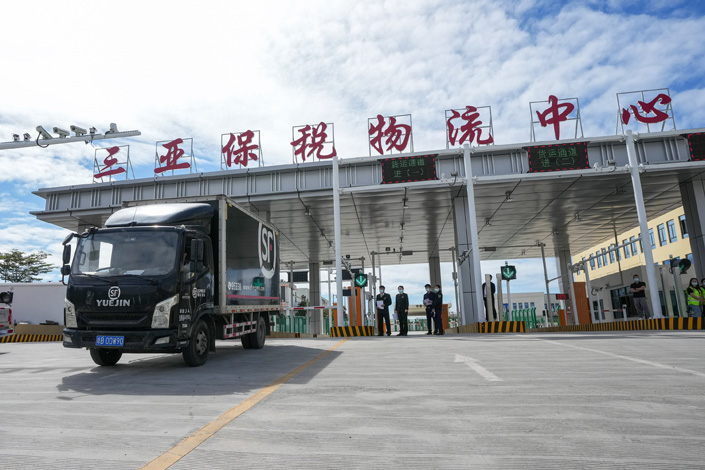 The first cross-border e-commerce package is sent out from the Sanya bonded logistics center, South China’s Hainan province, on Feb. 25. Photo: VCG