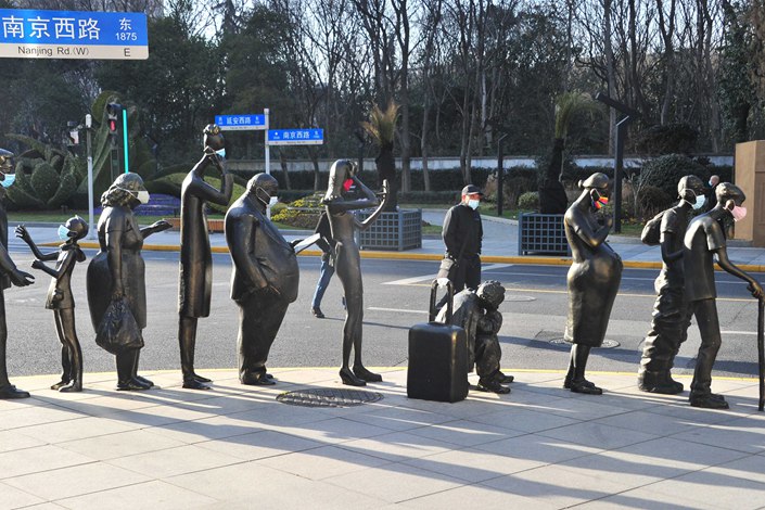 A row of statues donning face masks in Shanghai on May 29. Photo: VCG