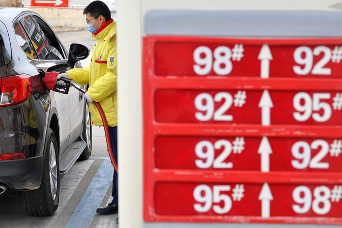 A worker refuels a vehicle at a gas station in East China’s Shandong province on March 17. Photo: VCG