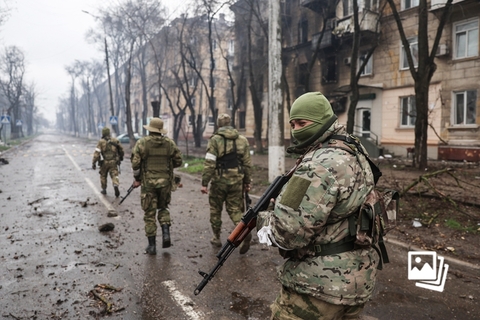当地时间2022年4月13日，乌克兰马里乌波尔，俄罗斯军人严阵以待。4月11日，俄罗斯媒体称，目前仍据守在马里乌波尔东部的亚速钢铁厂厂区的乌方守军，和据守在该城西南部马里乌波尔港的另一批乌方守军之间的阵地，已经被俄军从中截断。亲俄武装势力“顿涅茨克共和国”的领导人普希林称，俄军和亲俄武装已经占领了80%的马里乌波尔城区。俄方媒体报道，在已被俄军控制的马里乌波尔城区内，俄军和“顿涅茨克共和国”的工作人员已经开始清理瓦砾和着手发放民生物资。乌克兰武装部队总司令扎卢日内则表示，马里乌波尔的防守仍在继续。图：Sergei Bobylev/IC PHOTO
