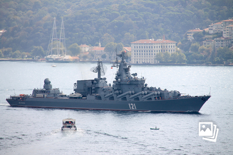 4月14日，有多家乌克兰媒体和多名乌克兰政客称，俄罗斯黑海舰队的旗舰“莫斯科”号导弹巡洋舰，在被两枚乌克兰军的“海王星”地对海反舰导弹击中后发生了大火。乌军方正式尚未证实这一说法。资料图：俄罗斯“莫斯科”号导弹巡洋舰。图：IC PHOTO