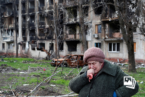 当地时间2022年4月19日，乌克兰马里乌波尔，俄乌冲突持续，当地居民在受损的建筑前哭泣。图：Alexander Ermochenko/IC PHOTO
