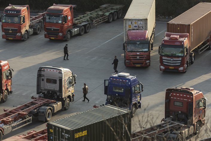 Trucks parked at the Yangshan Deepwater Port in Shanghai, China, on Tuesday, Jan. 11, 2022. Photo: Bloomberg