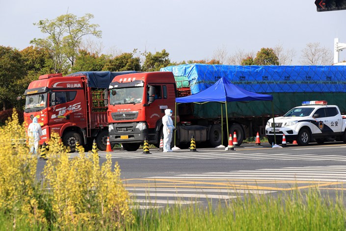 Law enforcement officers conduct pandemic prevention checks on large trucks at a highway checkpoint in Yancheng, East China's Jiangsu Province, on April 16, 2022. Photo: VCG