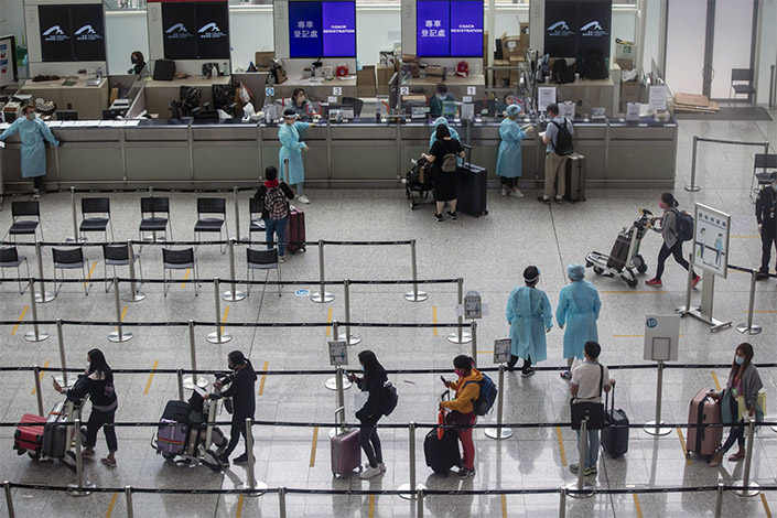Travelers heading to quarantine in the arrival hall at Hong Kong International Airport in Hong Kong on April 1, 2022. Photo: Bloomberg