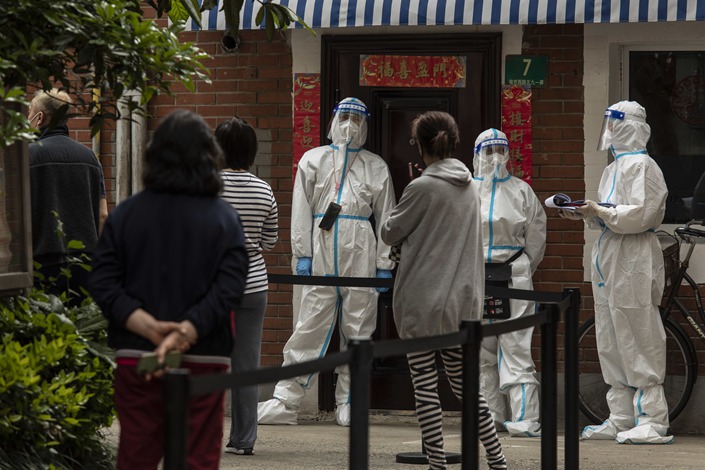 Residents take part in a round of Covid-19 testing during a lockdown in Shanghai, China, on Sunday, April 24, 2022. Photo: Bloomberg