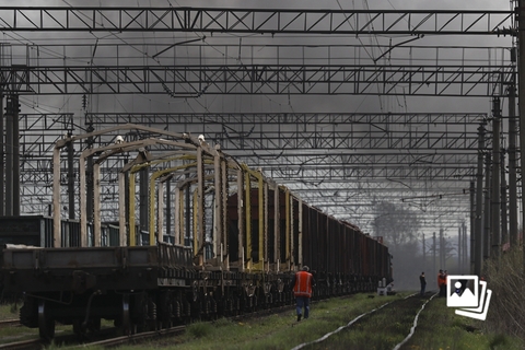 当地时间2022年4月25日，乌克兰，铁路附近遭到袭击。乌克兰国家铁路公司表示，位于乌克兰中西部的五座火车站遭袭，造成1名铁路工人死亡，4人受伤。图：Miguel Gutierrez/IC photo