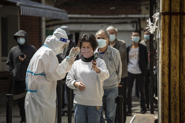Residents line up for a round of Covid-19 testing during lockdown in Shanghai on April 27. Photo: VCG