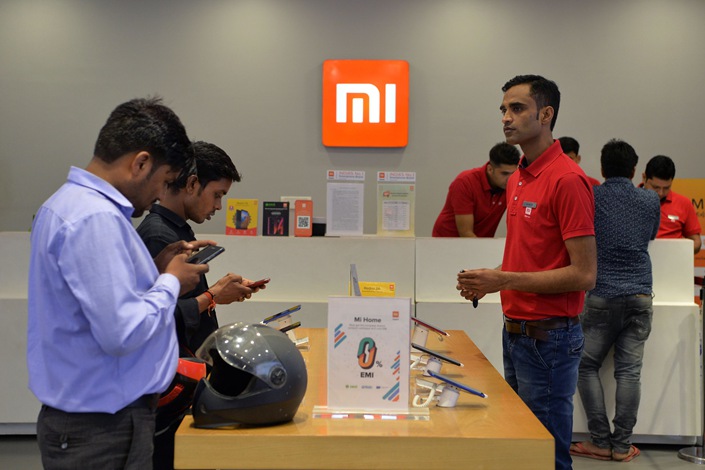 Customers look at Xiaomi smartphones at a store in Gurgaon, India, on Aug. 20, 2019. Photo: VCG