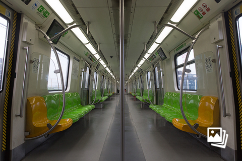 2022年5月8日16时27分，北京地铁14号线大瓦窑站至园博园站区间。据北京地铁消息，根据疫情防控需要，地铁部分车站采取运营调整措施。自2022年5月1日9时起至另有通知时止，1号线八通线及7号线环球度假区站采取封闭措施，列车通过不停车并停止换乘。自2022年5月4日首班车起至另有通知时止，13条地铁线路60余座车站采取封闭措施，涉及换乘站可实现站内换乘。自2022年5月7日首班车起至另有通知时止，房山线苏庄站采取封闭措施，列车通过不停车。自2022年5月10日首班车起至另有通知时止，15号线国展、后沙峪、南法信、石门、顺义站采取封闭措施，各次列车在上述车站通过不停车。图：财新 丁可（实习）
