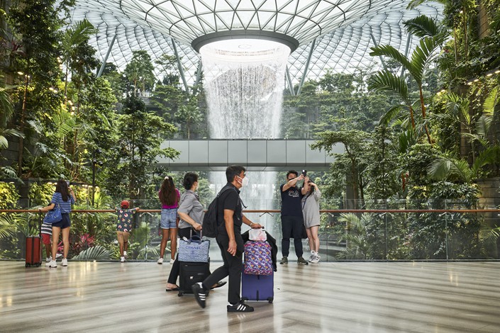 Travelers at Changi Airport in Singapore on April 20, 2022. Photo: VCG