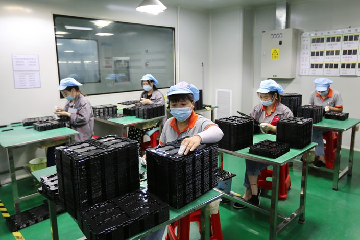Workers produce lithium batteries at a workshop of a new energy enterprise in Huaibei city, East China's Anhui province, on Aug. 13, 2021. Photo： VCG