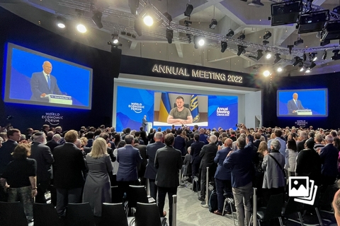 5月23日，乌克兰总统泽连斯基在2022年世界经济论坛年会开幕之际，通过视频向论坛发表讲话。演讲结束后，现场参会人员集体起立鼓掌。图：财新 陈立雄