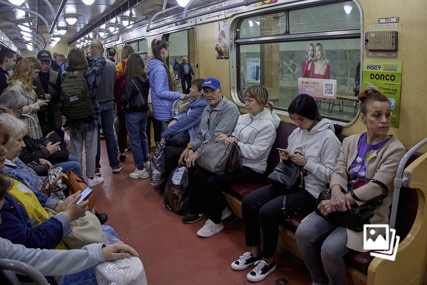 乌克兰哈尔科夫地铁恢复运行 部分民众仍在地铁站避难生活