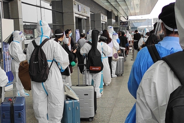 Passengers line up at the entrance of Hongqiao Railway Station in Shanghai, on May 19. Photo: Courtesy of interviewees