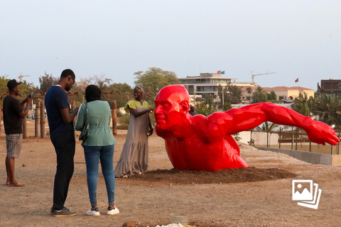 当地时间2022年5月21日，塞内加尔达喀尔，第14届达喀尔非洲当代艺术双年展举行，塞内加尔艺术家Diadji Diop的雕塑作品《A Red Swimmer》，这座雕塑象征着疫情行将结束时的喘息时刻。本届达喀尔非洲当代艺术双年展以“锻造：浴火重生”为主题，展出来自全球28个国家的艺术作，展览将持续至6月21日。图：Fatma Esma Arslan/视觉中国