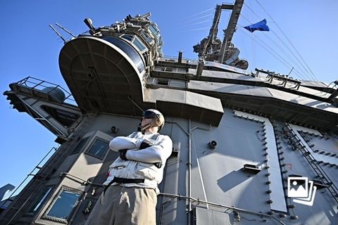 当地时间2022年5月23日，地中海，本月中旬展开的“海王星盾牌”北约联合军演继续在地中海地区进行。在当天的演习里，美国海军“杜鲁门”号航母也参与其中。“海王星盾牌”是北约2020年提出的“海王星”项目框架下执行的第三场军演。美军官员称，此次演习的演练项目早已定下，但随着俄乌冲突爆发，演习内容也有相应调整。按计划，此次演习将一直持续至本月底。而演习地点除地中海外，还涵盖亚得里亚海和波罗的海地区。图：Andreas Solaro/人民视觉