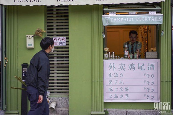 A bar offers take-out cocktails as Beijing stopped dine-in services on May 1. Photo: Zhang Ruixue/Caixin