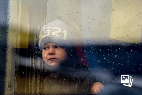 童年本该是美好的，但在俄乌冲突的阴影下，战争给孩子们带来了一个残酷的童年。当地时间2022年2月22日，俄罗斯莫斯科，乌克兰东部地区难民持续涌入俄罗斯。坐在车上的乌克兰儿童。图：Pelagiya Tikhonova/人民视觉