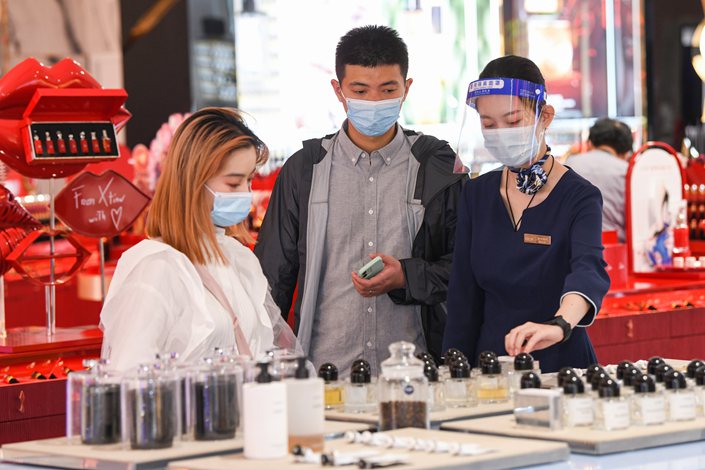 Customers buy goods at a duty-free shop in Haikou, South China's Hainan province, on May 3. Photo: VCG