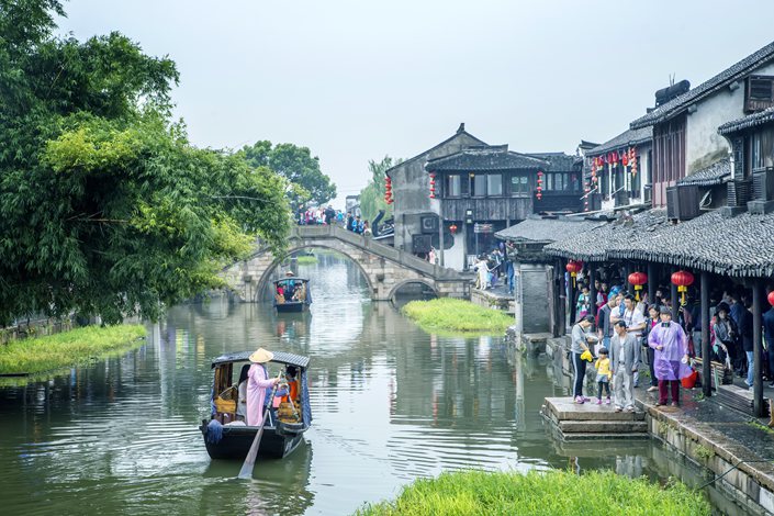 Tourists visit Wuzhen in Jiaxing, East China's Zhejiang province, on Oct. 29, 2015. Photo: VCG