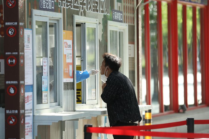 Samples are collected at a nucleic acid testing site in Beijing's Chaoyang district on May 26. Photo: VCG