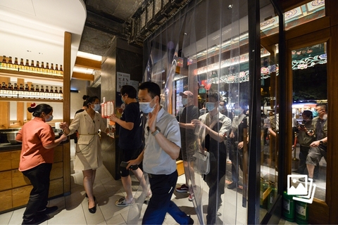 2022年6月6日零时，市民在北京东直门内大街排队用餐。自6月6日起，北京市除丰台区全域及昌平区部分区域外，其他地区餐饮经营单位开放堂食服务。图：视觉中国