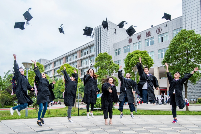 Colleges urging students to sign employment agreements during graduation season isn’t new. Photo: VCG