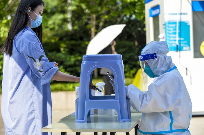 Citizens take nucleic acid tests in Shanghai on June 6. Photo: VCG