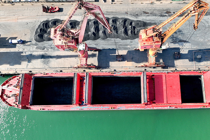 Coal is unloaded at Lianyungang port in East China’s Jiangsu province on May 24. Photo: VCG