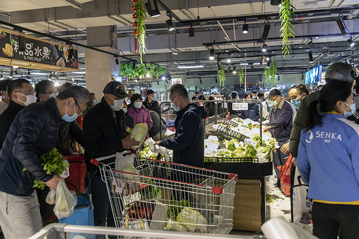 Customers purchase vegetables at a supermarket ahead of a phased lockdown due to Covid-19 in Shanghai, China, on March 31. Photo: Bloomberg