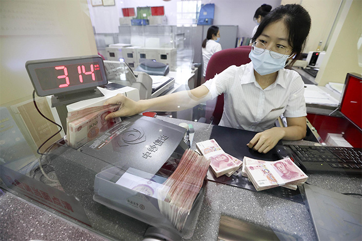  A bank employee counts Renminbi banknotes in Taiyuan, North China’s Shanxi province in August 2020. Photo: Zhang Yun/China News Service, VCG