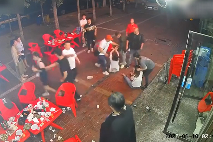 A group of men were filmed beating their female victims outside a restaurant on Friday in Tangshan, North China's Hebei province.
