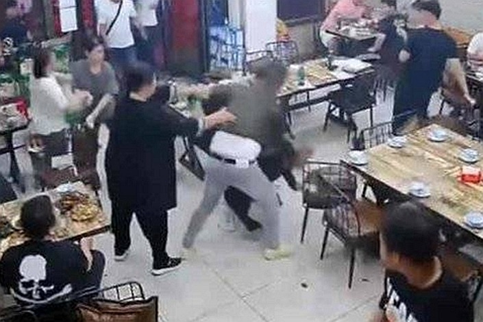 A video image of a brutal beating that occurred Friday at a barbecue restaurant in Tangshan, North China’s Hebei province.