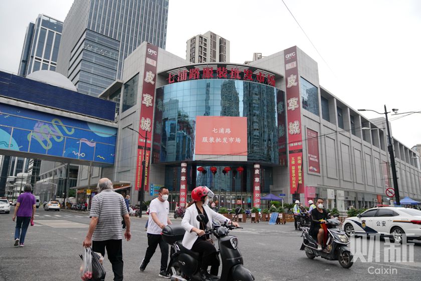Shanghai’s Qipu Road Clothing Market is home to hundreds of wholesale merchants whose business was severely impacted by lockdown measures. Photo: Ding Gang/ Caixin