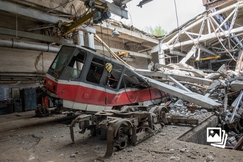 当地时间2022年6月18日，乌克兰哈尔科夫，俄乌冲突持续，一电车仓库遭袭击，约60辆电车被毁。图：IC photo