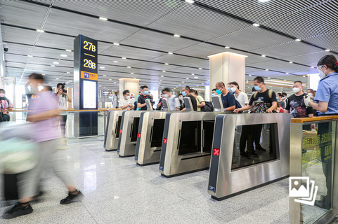 2022年6月20日，北京丰台站的32号站台，第一列由北京开往太原南的G601次高铁列车正式发车，旅客刷身份证进站。6月20日，历经四年的建设，全新的丰台站正式开通运营。车站设有32条到达出发线，主要办理经由京广高铁至石太高铁方向的动车组列车，以及京九铁路、京原铁路方向和部分北京枢纽中转普速列车的客运业务。自此，北京迎来拥有七座大型客运枢纽站、两座国际机场的“七站两场”交通发展新时代。图：视觉中国