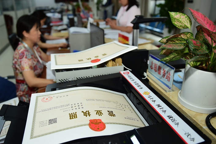 A civil servant handles business licenses for self-employed households in Hefei, capital of East China's Anhui Province, July 17, 2021. Photo: VCG