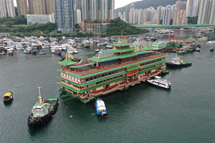 The Jumbo Floating Restaurant gets towed out of Aberdeen Harbour on June 14. Photo: Bloomberg