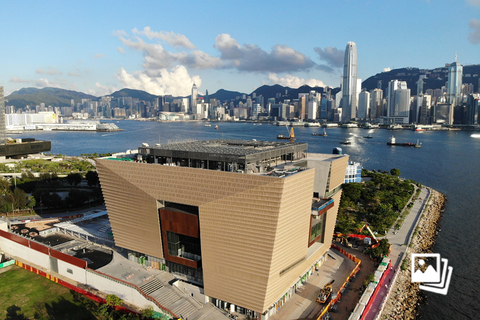 2021年5月16日，矗立在西九文化区的香港故宫文化博物馆。2022年6月22日下午，香港故宫文化博物馆举行开馆仪式。去年12月竣工的香港故宫将于7月2日正式向公众开放。在近四年的筹划、建造过程中，博物馆建筑师匠心独运，用现代的视角诠释了故宫独特的建筑美学，并使用多种先进科技精准、快速地筑成了这座造型独特、工艺精致的地标建筑。据项目承建方介绍，博物馆的大楼外形酷似古代方鼎，在设计上将“传统中国视艺文化”“传统中国空间文化”与“当代香港都市文化”有机结合，整体的建筑造型呈现“上宽下聚、顶虚底实、巧妙平衡、变换肌理”的视觉效果。在博物馆内部，设计者在许多细节利用现代的建筑材料、工艺和设计语言来致敬北京故宫博物院。“有故宫元素和历史感觉，但整体是现代的、有创造力的。”馆长吴志华在描述博物馆设计时谈到。图：张炜/中新社