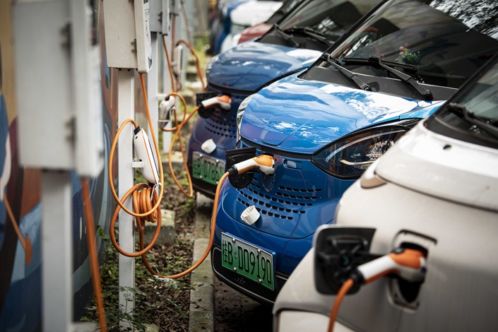 SAIC-GM-Wuling Automobile Co. electric vehicles are plugged in at charging stations at a roadside parking lot in Liuzhou, China, on Monday, May 17, 2021.  Photo: Bloomberg